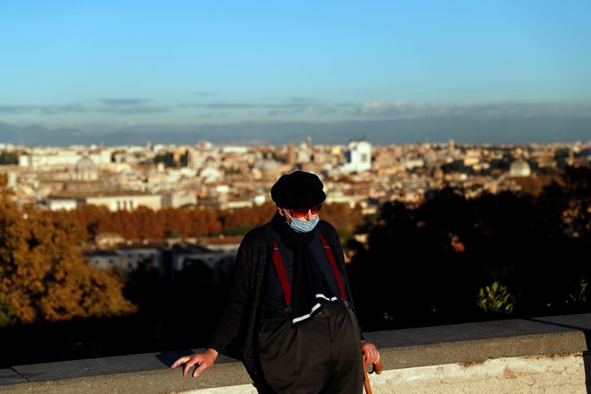 Italija je bila v spomladanskem valu epidemije ena od najhuje prizdetih držav. FOTO: Guglielmo Mangiapane/Reuters