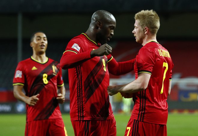 Pri zmagi belgijske reprezentance je Romelu Lukaku prispeval dva gola,&nbsp;Kevin De Bruyne pa gol in asistenco.&nbsp;FOTO: Francois Lenoir/Reuters.