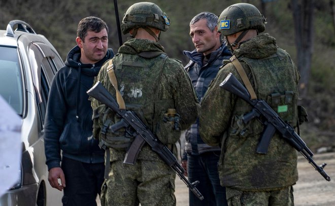 Premirje v Gorskem Karabahu nadzorujejo ruski mirovniki. FOTO: Andrej Borodulin/AFP