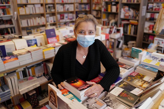 Knjigarnarka Florence Kammermann se upira sistemu in rešuje svoj posel. Foto Valery Hache/AFP