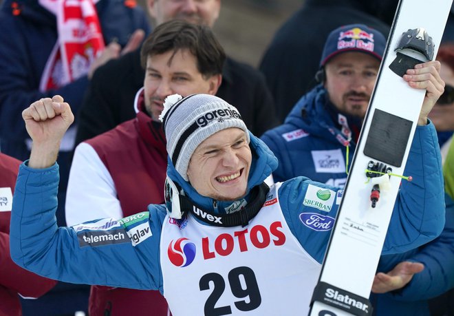 Anže Lanišek se je z drugim mestom lani v Visli pred očmi legendarnega poljskega asa Adama Malysza veselil svojih prvih (posamičnih) stopničk v svetovnem pokalu. FOTO: Janek Skarzynski/AFP