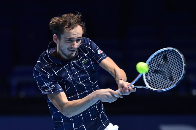 Danil Medvedjev se je z drugo zmago zagotovil mesto v polfinalu zaključnega turnirja v Londonu. FOTO: Glyn Kirk/AFP