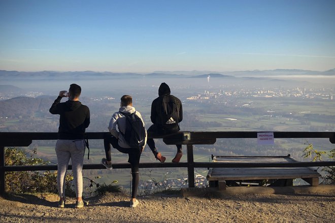 Že nekaj časa je prepovedano&nbsp;prehajanje med občinami. FOTO: Jure Eržen/Delo