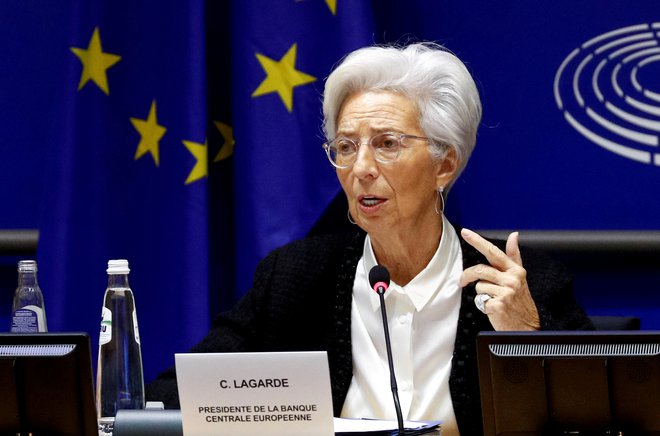 Ob poslabšanih gospodarskih obetih mora Evropa ukrepati brez odlašanja, opozarja predsednica ECB Christine Lagarde. FOTO: François Lenoir/ Reuters