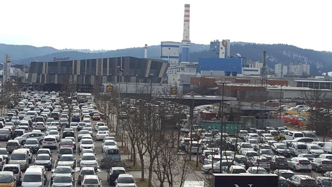 Kurjenje premoga in promet sta med največjimi onesnaževalci zraka. FOTO: Borut Tavčar/Delo