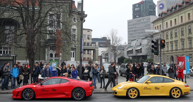 Po novi davčni zakonodaji pa se bo drastično znižal predsvem davek na draga vozila, ukinja pa se tudi dodatni davek na luksuzna vozila. FOTO: Samec Blaž/delo