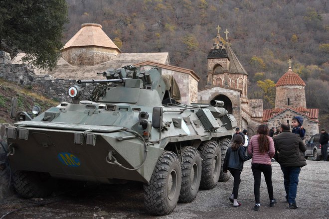 Ruski mirovniški tank v regiji, ki bo pripadla Azerbajdžanu. FOTO: Karen Minasyan/AFP