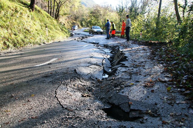 Škoda na gozdnih cestah je znašala nekaj več kot 80.000 evrov, škoda na državnih cestah slabih 57.000 evrov. FOTO: Blaž Močnik/Delo