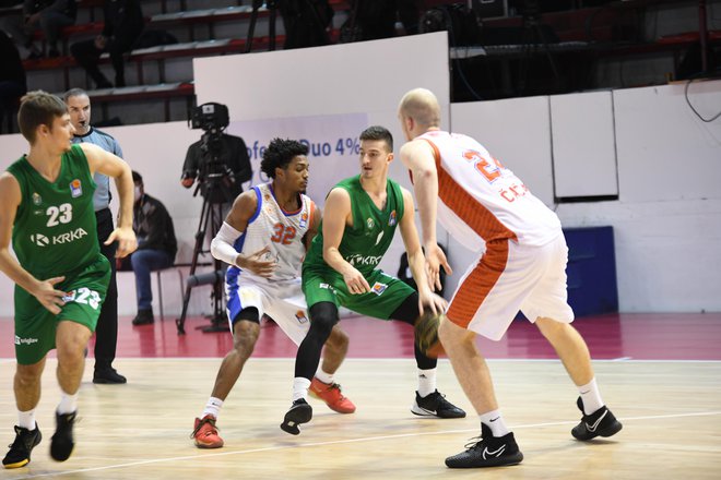 Krka je dosegla pomembno zmago proti Borcu. Z žogo Nejc Barič, levo Miha Škedelj. FOTO: ABA