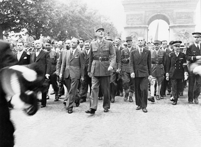 Ker je bil Charles de Gaulle visok kar 196 centimetrov, je bil že vizualno dominanten. Fotografija je iz trenutka njegovega največjega triumfa, ko je v generalski uniformi avgusta 1944 zakorakal po osvobojenem Parizu. FOTO: Dokumentacija Dela