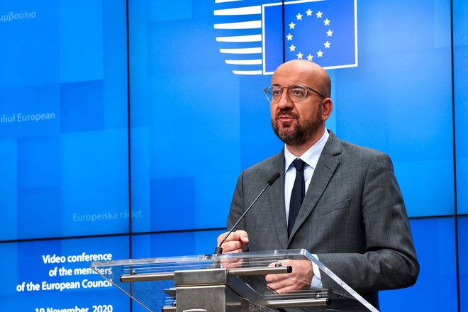 Charles Michel na tiskovni konferenci po virtualnem zasedanju z&nbsp;voditelji članic EU. FOTO: Olivier Matthys/AFP