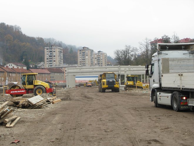 Na mestu nekdanje Strojne tovarne v Trbovljah Velenjčani gradijo nakupovalno središče. FOTO: Polona Malovrh