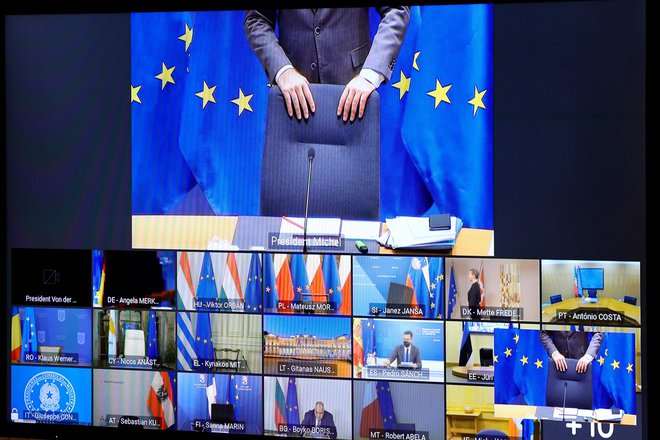 Voditelji EU so prek videokonference odločali, kako povezati finančno pomoč in vladavino prava. Odločitve ni bilo. Foto Olivier Matthys Afp