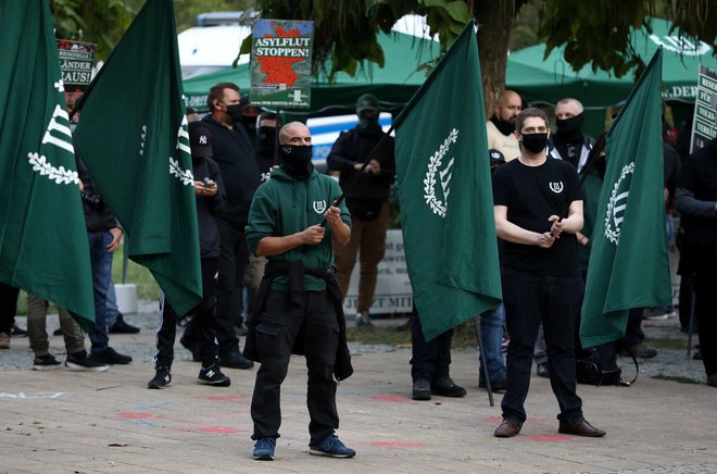 Pripadniki skrajnodesničarske stranke Tretja pot (Der III: Weg) na demonstracijah v Berlinu oktobra letos. FOTO: Christian Mang/Reuters