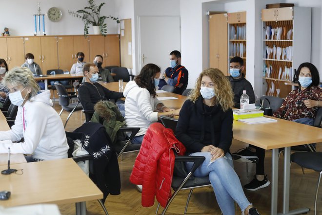 Če bo ministrstvo sledilo predlogu strokovnega sveta, bodo učitelji z ocenjevanjem lahko počakali do ponovnega odprtja šol. FOTO: Leon Vidic/Delo