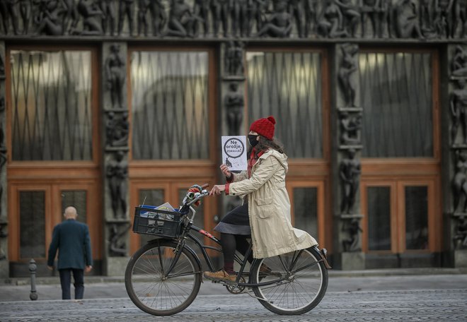 Kolesarska protestna akcija 780 krogov za 780 milijonov na Trgu republike. FOTO: Blaž Samec/Delo