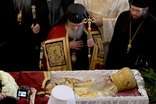 Patriarhu Irineju so okužbo z novim koronavirusom potrdili le nekaj dni po pogrebu črnogorskega&nbsp;metropolita&shy;&nbsp;Amfilohija, ki je prav tako umrl za covidom-19. Obred je vodil sam. FOTO: Savo Prelevic/AFP