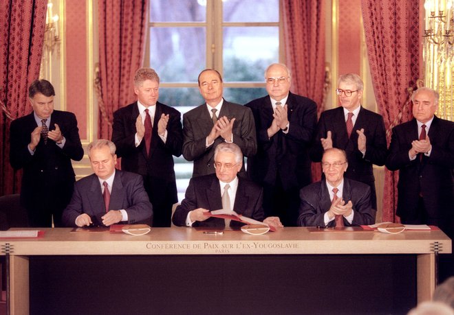 Slobodan Milošević, Franjo Tuđman in Alija Izetbegović so daytonski mirovni sporazum podpisali 14. decembra 1995.<br />
Foto Charles Platiau/Reuters