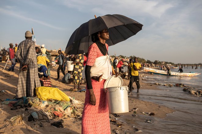 Senegalci v Mbouru, od koder begunci nadaljujejo pot na Kanarske otoke. FOTO: John Wessels/AFP