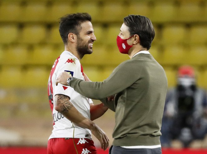 Cesc Fabregas in Monacov trener Niko Kovač. FOTO: Eric Gaillard/Reuters