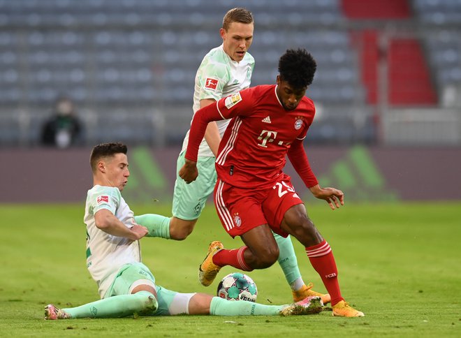 Kingsley Coman je z zadetkom v 62. minuti preprečil poraz Bayerna. FOTO: Christof Stache/Reuters