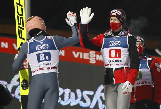 Takole sta si za prestižno zmago v uvodni tekmi čestitala Avstrijca Michael Hayboeck in Stefan Kraft. FOTO: Kacper Pempel/Reuters