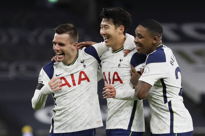 Pomembno vlogo pri zmagi Tottenhama je imel&nbsp;Heung-min Son (na sredini), ki je zadel že devetič v prvenstvu. FOTO: Kirsty Wigglesworth/Reuters