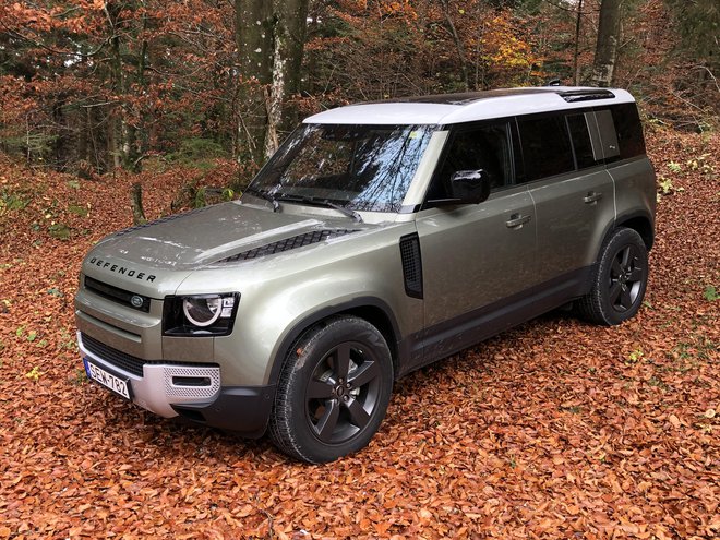 Novi land rover defender se znajde na vseh podlagah. FOTO: Aljaž Vrabec