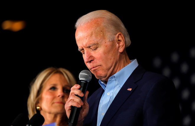 Jill Biden je med predvolilno kampanjo šepetaje popravljala moževe spodrsljaje. Foto Carlos Barria/Reuters