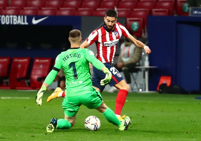 Belgijec Yannick Carrasco je kaznoval izlet v prazno Marc-Andrea Ter Ttegna in odločil derbi med Atleticom ter Barcelono. FOTO: Sergio Perez/Reuters