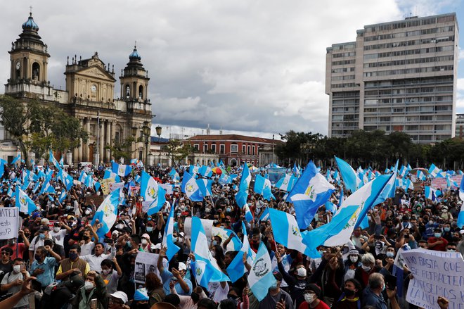 Včerajšnjih protestov v Ciudadu de Guatemali se je udeležilo več tisoč ljudi. FOTO: Luis Echeverria Reuters