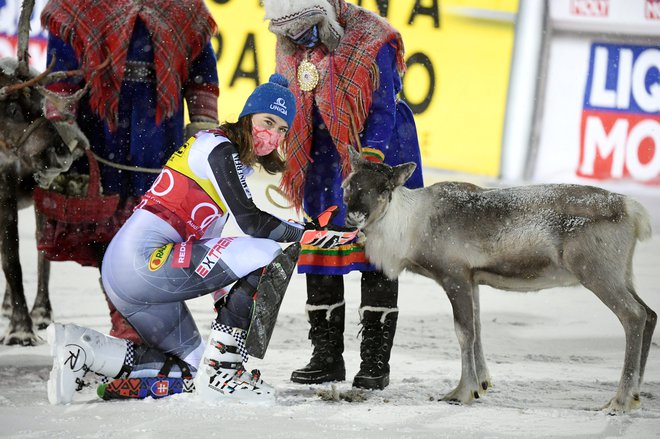 Petra Vlhova si je v božičkovi deželi že privoščila nekaj novoletne živalske romantike s severnim jelenom. FOTO: Jussi Nukari/Reuters