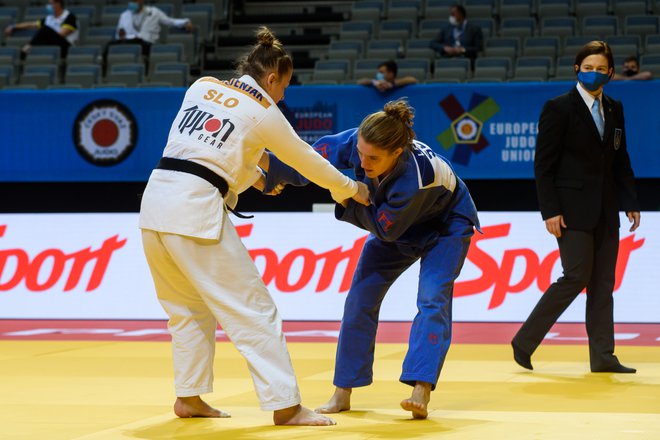 Andreja Leški (desno) je na poti do petega mesta na evropskem prvenstvu v Pragi ugnala tudi olimpijsko prvakinjo Tino Trstenjak (levo). FOTO: Rok Rakun/JZS