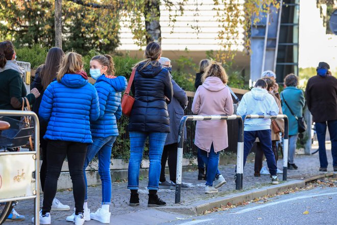 V Bolzanu se je veliko ljudi odzvalo na testiranje za novi koronavirus. FOTO: Pierre Teyssot/Afp