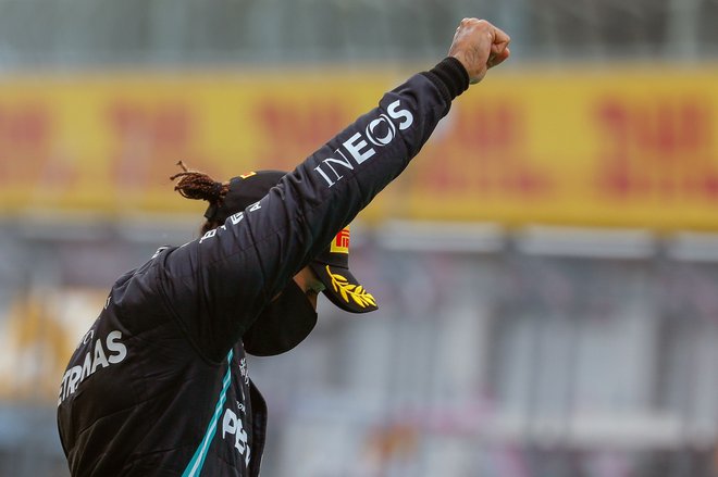 Lewis Hamilton opozarja na krivice v svetu. FOTO: Leonhard Foeger/AFP