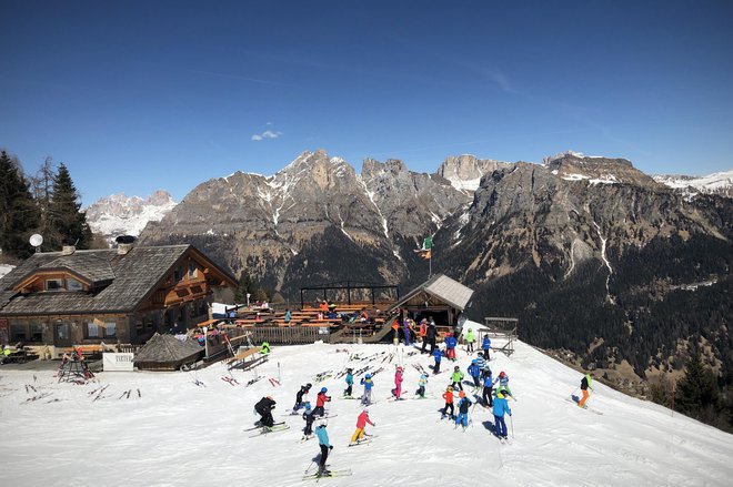 Pod strogimi varnostnimi ukrepi bodo priljubljena smučišča v italijskih Dolomitih morda vendarle odprli. FOTO: Jure Eržen/Delo