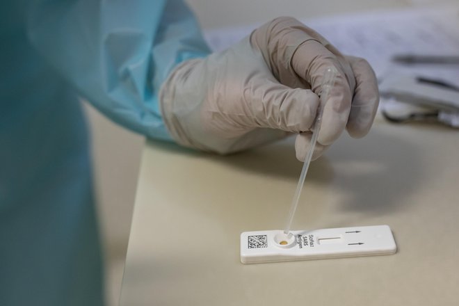 V zdravstvenih ustanovah se bojijo lažno negativnih hitrih antigenskih testov. Foto Voranc Vogel
