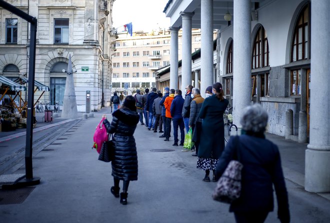 Po ustavitvi javnega prometa se z amandmajem ureja, da bo nadomestilo za nezmožnost prihoda na delo, tako kot je za varstvo otroka do petega razreda osnovne šole, višja sila, za katero 80-odstotno nadomestilo krije proračun. Foto Matej Družnik