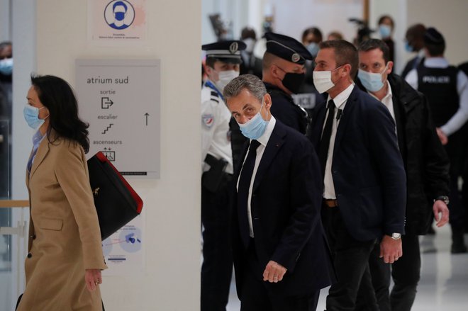 Nekdanji predsednik Sarkozy &ndash; ki je sicer vpleten oziroma osumljenec v kakšnih desetih zadevah &ndash; naj bi se v prihodnjih treh tednih zagovarjal v aferi prisluhi oziroma Paul Bismuth.<br />
Foto: Charles Platiau Reuters