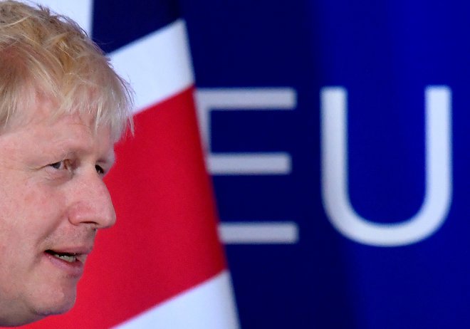 Britanski premier Boris Johnson bo danes v parlamentu predstavil svoj načrt ukrepov za boj proti novemu koronavirusu. FOTO: Toby Melville/Reuters