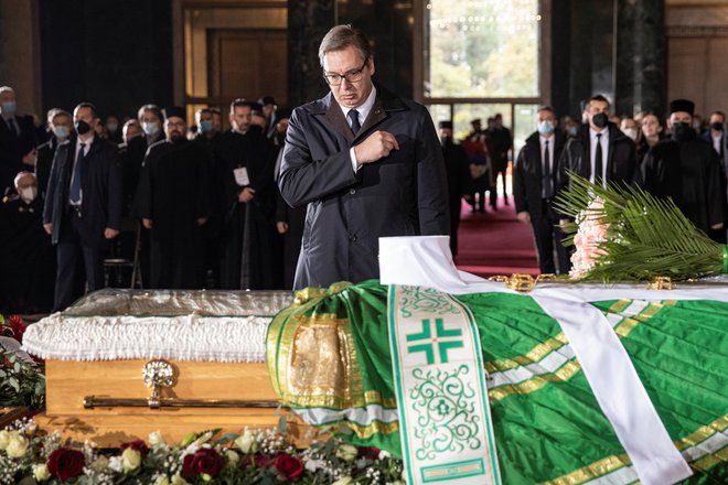 Slovo srbskega predsednika Aleksandra Vučića od patriarha Irineja. FOTO: Marko Djurica/Reuters