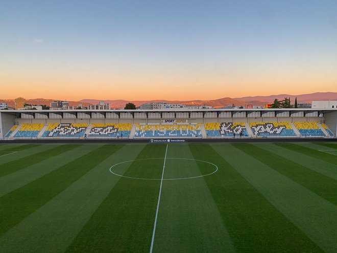 Tifozi, navijaška skupina Kopra, so 100-letnico nogometa v Kopru slikovito in domišljeno obeležili na glavni tribuni štadiona Bonifika. FOTO: arhiv Tifozi Koper in FC Koper