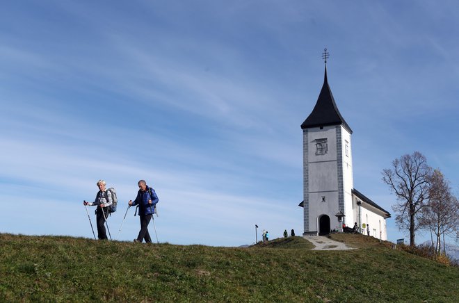 Številni prebivalci mestne občine Kranj se v času drugega vala epidemije pogosto povzpnejo na &raquo;balkon nad Gorenjsko&laquo;. Fotografije Dejan Javornik