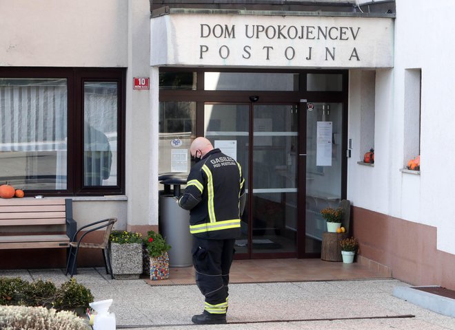 Okužene iz postojnskega doma upokojencev bodo prepeljali v nekaj kilometrov oddaljeni kulturni dom. Pri tem pomagajo tudi gasilci, med katerimi pa so prav tako odkrili več okužb. FOTO: Igor Mali/Slovenske novice