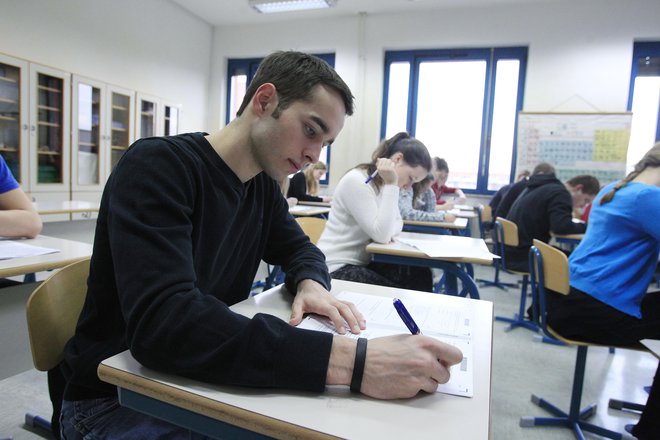 Kakšna bo matura prihodnje leto, še ni znano, vendar strokovnjaki in dijaki predlagajo prilagoditve. FOTO: Leon Vidic/Delo