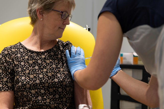 Pred mediji ostaja izziv, kako poročati o cepljenju. FOTO: John Cairns/AFP