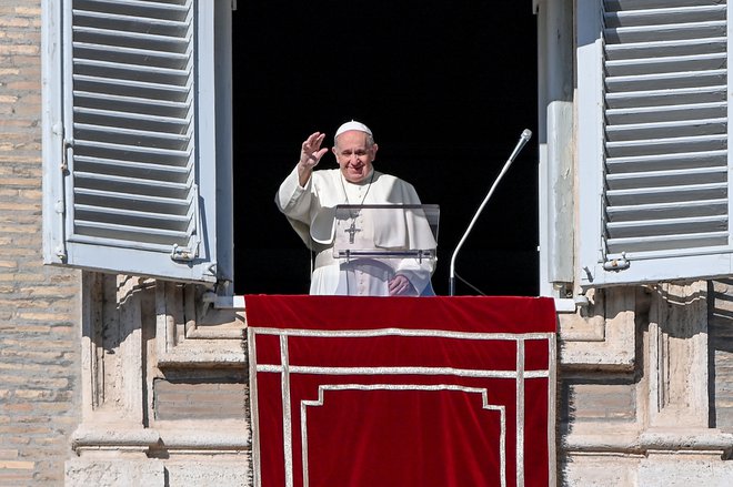 Zavračanje migrantov v imenu zaščite krščanske kulture ni krščansko niti kulturno, meni papež Frančišek. FOTO: Vincenzo Pinto/AFP