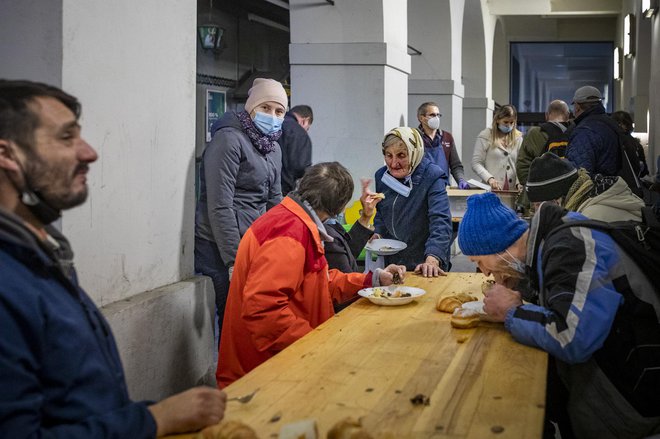 Pomemben je človeški občutek, da so nekje ljudje, ki niso pozabili na sočloveka v stiski. Foto: Voranc Vogel/Delo