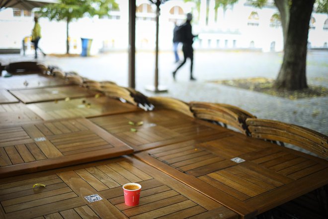 Gostinci, ki so morali zapreti lokale, bodo lahko od države dobili povrnjen del fiksnih stroškov. A pri tem zahtevajo kritje fiksnih stroškov v celoti. FOTO: Jože Suhadolnik/Delo