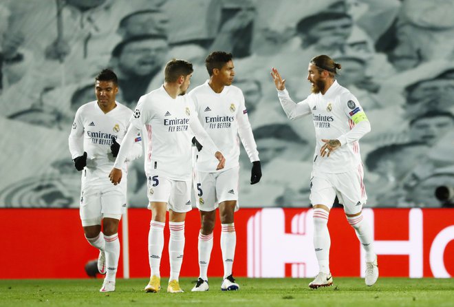 Madridčani bodo v Milanu igrali brez svojega poškodovanega kapetana Sergia Ramosa (desno). FOTO: Juan Medina/Reuters